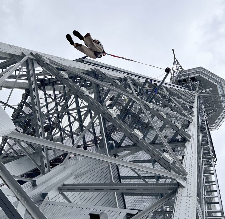 ［写真］通天閣でスリル満点の体験型アトラクション「Dive & Walk」が始まった＝1日午前、大阪市浪速区の通天閣で