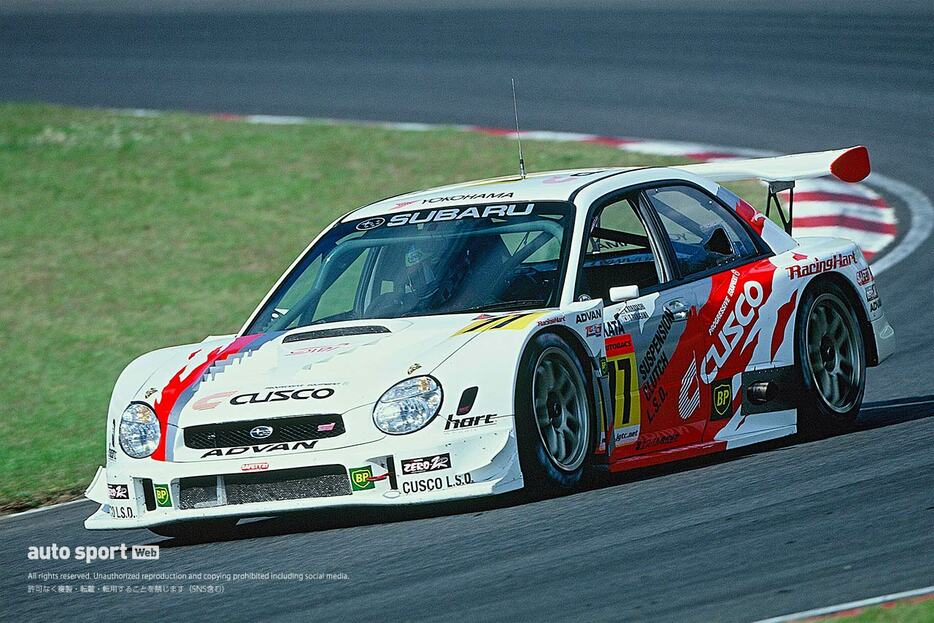 2002年の全日本GT選手権第3戦スポーツランドSUGOを小林且雄と谷川達也のドライブで戦ったクスコスバルインプレッサ。