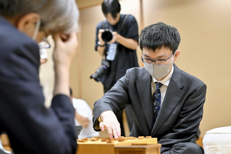 将棋の第72期王座戦挑戦者決定戦で、羽生善治九段（手前）に勝利した永瀬拓矢九段＝22日夜、東京都渋谷区の将棋会館