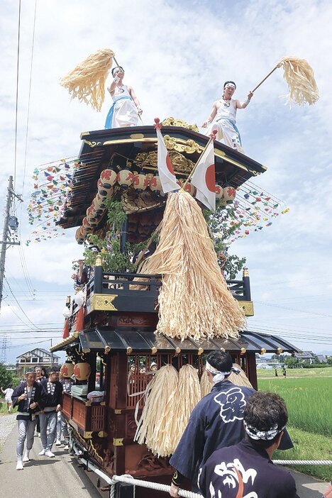 威勢の良い掛け声とともに舞台を曳く参加者（堀ノ内）