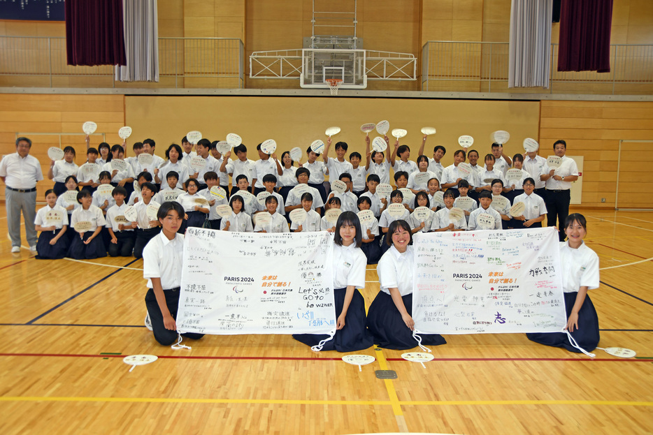 鈴木選手に届けられる応援フラッグ＝館山