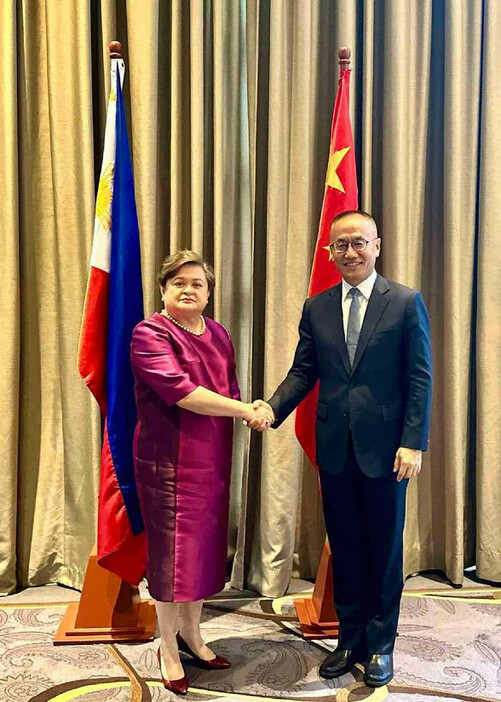 フィリピン外務省は２日、領有権争いが続く南シナ海問題について、中国との２国間協議を同日マニラで行ったと発表した。写真は中国の陳暁東外務次官（右）とフィリピンのラザロ外務次官＝比外務省提供
