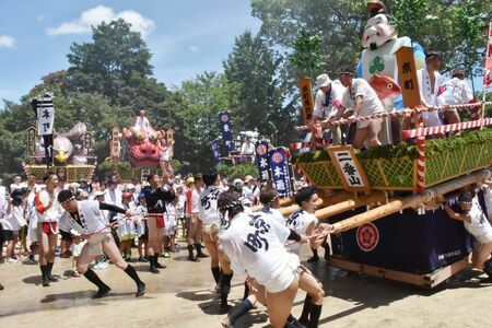 男衆に引かれて境内を力強く出発する「京町恵比寿」＝鳥栖市の鳥栖八坂神社