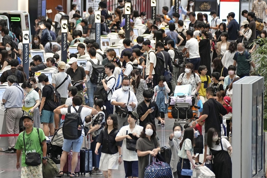 混雑する羽田空港の国内線出発ロビー＝昨年8月