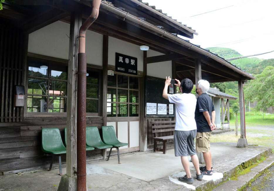 宮崎県で唯一肥薩線が停車する真幸駅。不通から４年たっても観光客が訪れていた＝１０日、えびの市