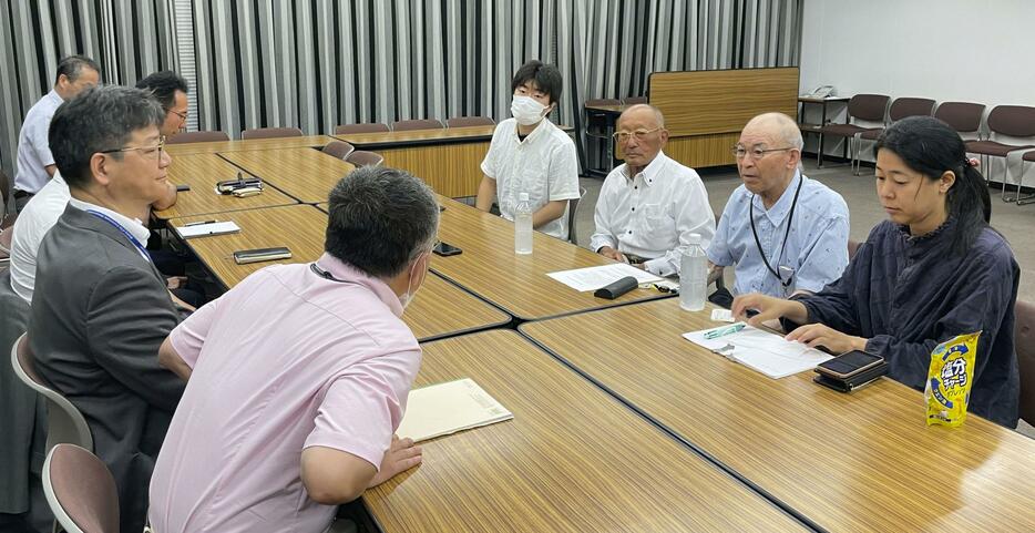 環境省幹部と面会する「水俣病患者連合」の松崎重光さん（右から2人目）＝24日午前、環境省