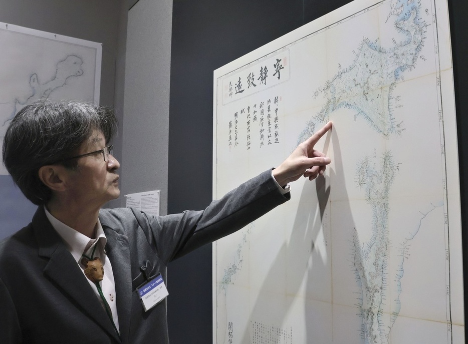 新しくなった「北海道国郡図」のレプリカと木戸忍館長