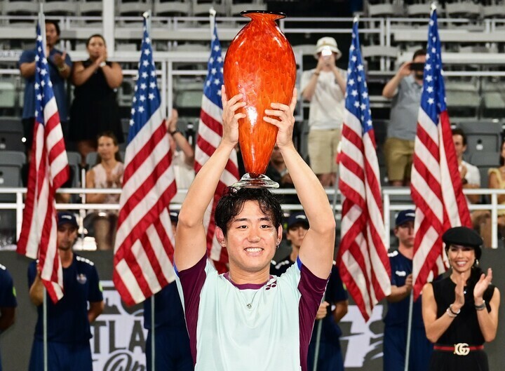 決勝戦は降雨により５時間もの中断を余儀なくされたが、それでも西岡は平常心を失うことなく戦いに臨み勝利を手にした。(C)Getty Images