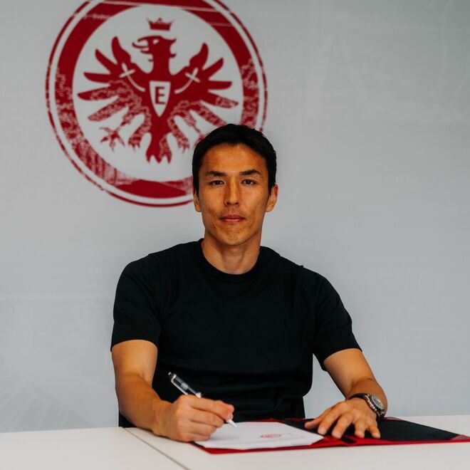 指導者として初の契約書にサインする長谷部誠。(C)Eintracht Frankfurt