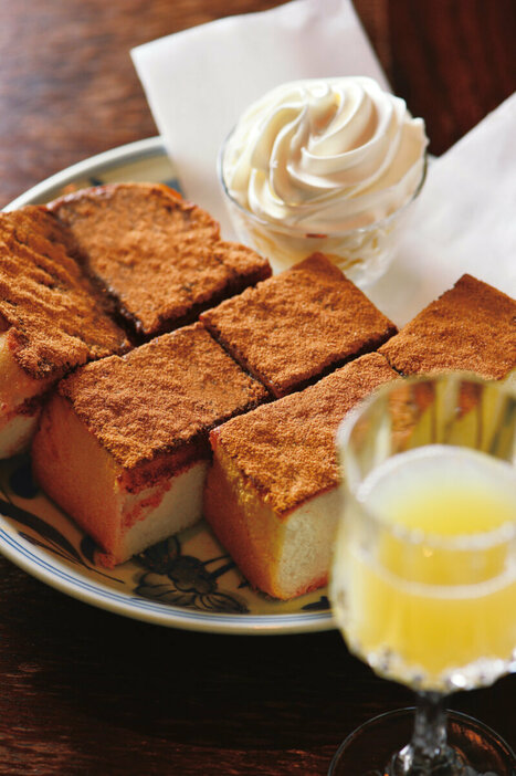 『高山珈琲』シナモン・トースト　650円　パンはホテルなどでも使われる卸専門店から。バターをたっぷり塗ることがコツ。リンゴジュースも付く