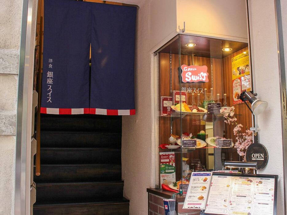 階段をのぼると店舗があります