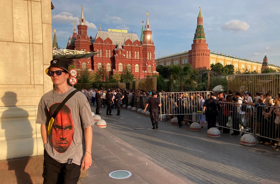 ロシアの首都モスクワ中心部のホテル「フォーシーズンズ」の前でカニエ・ウェストさんが姿を見せるのを待つファン（2024年6月30日撮影）。【翻訳編集】 AFPBB News