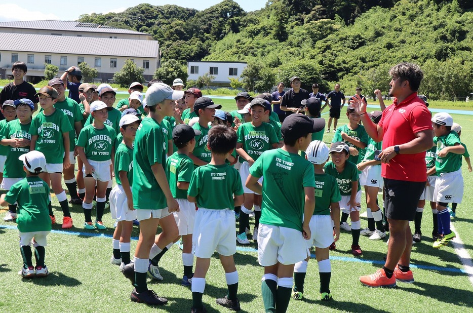 イベントサポーターの元7人制日本代表の築城昌拓氏（右端）。現在ラグビースクールの運営の他にも、アジアのラグビー普及事業を展開している