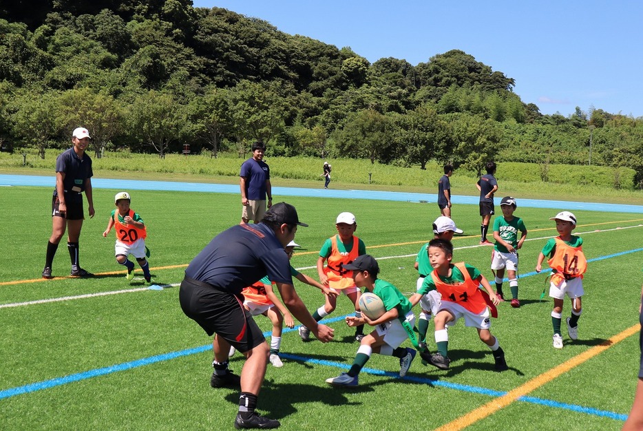 2021年に全面改装された伊都キャンパスの総合グラウンド。小学生低学年も大学生と一緒にタグラグビーを楽しんだ（撮影：李鍾基）