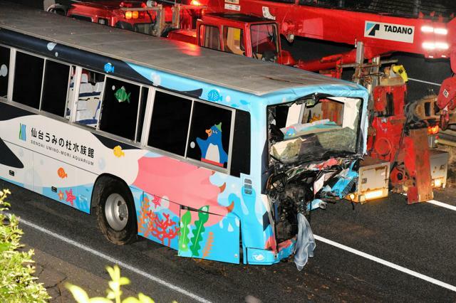 トラックに追突され、後部が大きくへこんだバス=2023年5月17日、宮城県栗原市、原篤司撮影