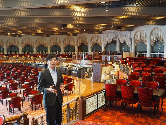 昭和を象徴するホテルとして、豪華絢爛な内装が残る館内で「」昭和１００周年」への思いを語る杉山さん＝熱海市熱海