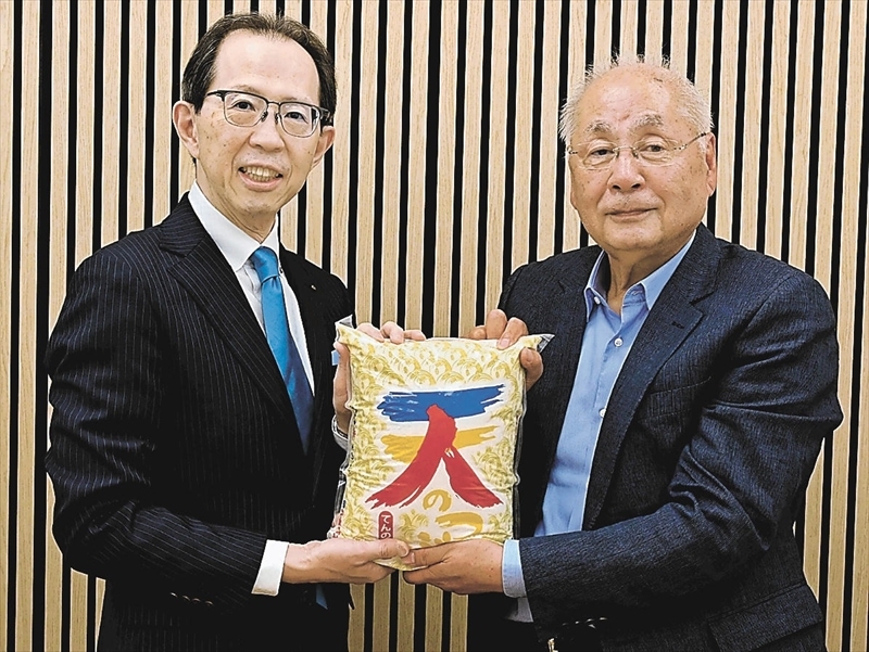 県産米の英国での取扱量を増やすと合意した河本社長（右）と内堀知事