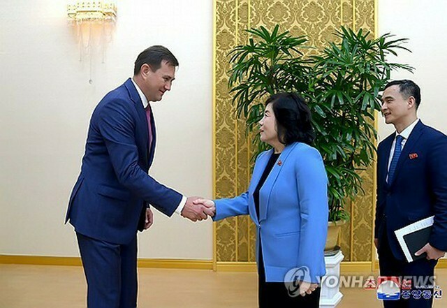 ルイジェンコフ氏（左）と握手する崔善姫氏＝（朝鮮中央通信＝聯合ニュース）≪転載・転用禁止≫