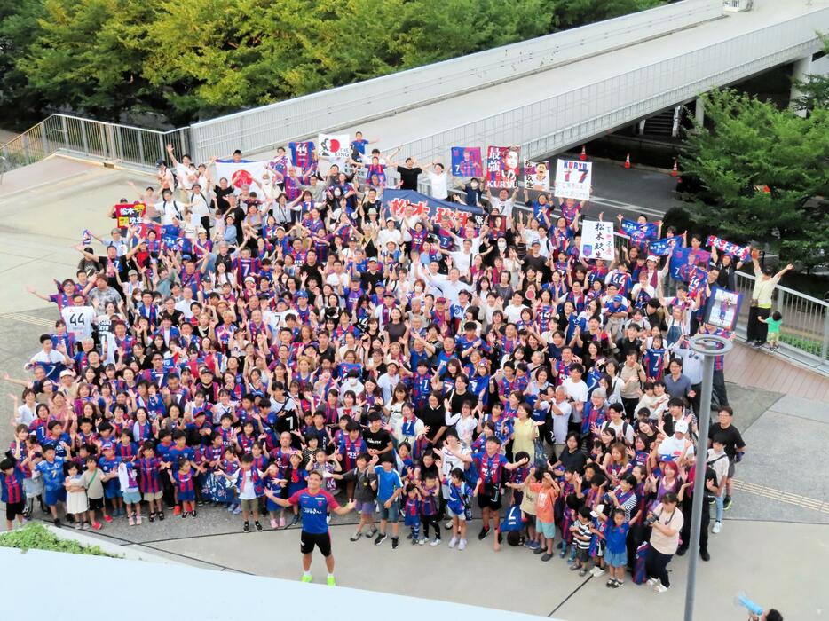 　交流イベントでファン・サポーターと集合写真を撮ったＭＦ松木玖生（中央下）