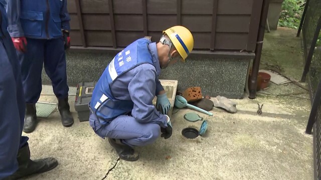 漏水した箇所を一つずつ調査する職員