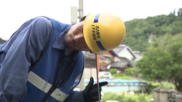 漏水しているか音で確認する様子