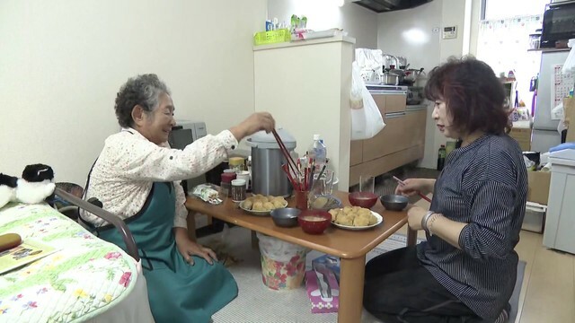 1人用アパートで暮らす母親の英子さん（左）と娘の由起さん（右）