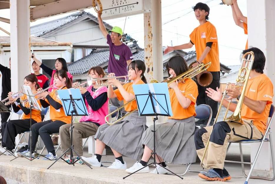 高校生もボランティアも一緒になって演奏会を盛り上げた