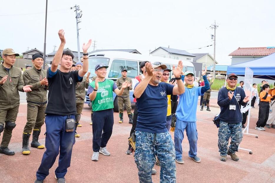 ボランティアの皆さんも観客と一緒に束の間の休息を楽しんだ