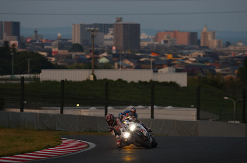 夜間練習走行。鈴鹿8耐の感動的なフィナーレは暗がりの中迎える。