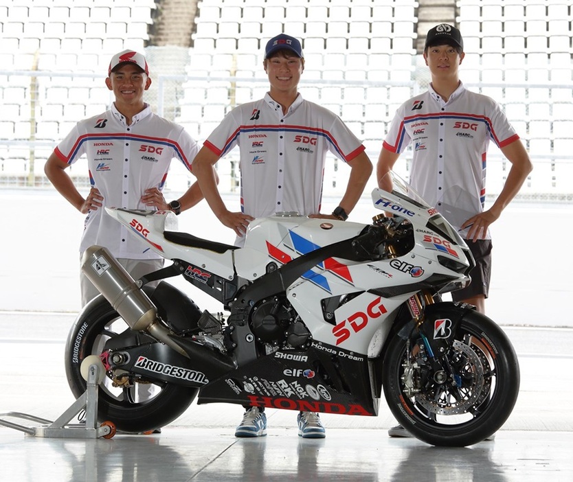 鈴鹿8耐を走る「SDG Team HARC-PRO. Honda」のマシンとマリオ・アジ 選手、國井勇輝 選手、浦本修充 選手。