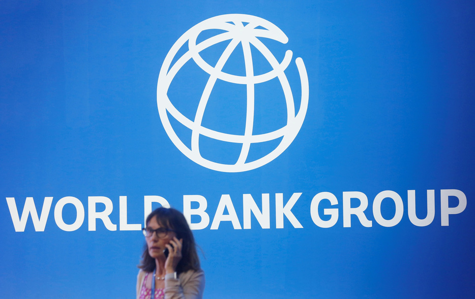 　７月１日、世界銀行グループは、途上国支援への投融資を保証する新たなプラットフォームの運営を始めたと発表した。写真は世銀グループのロゴ。インドネシア・バリ島のヌサドゥアで２０１８年１０月撮影（２０２４　ロイター／Johannes P. Christo）