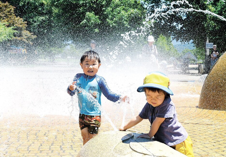 涼を感じさせる芳川公園の噴水。子供たちが水に触れて感触を楽しんでいた（5日午前11時3分）