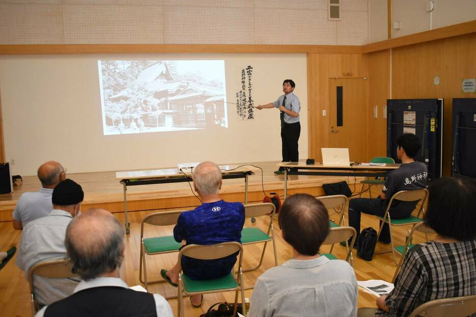 高野神社の建築物について話す赤坂さん=岡山県津山市で