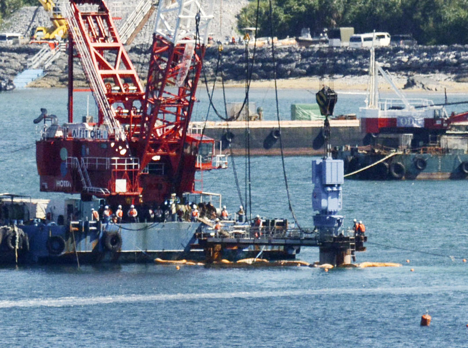 沖縄県名護市辺野古沖の大浦湾で、くいの試し打ちを行うクレーン船＝8日午後