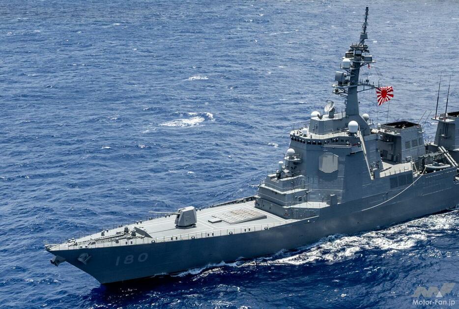 海上自衛隊最新鋭のイージス護衛艦「まや」型２番艦「はぐろ」。艦橋の手前、前甲板にVLS（垂直発射装置）の“蓋”が並んでいる。「まや」型は前甲板と後部のヘリ格納庫上にVLSを合計96セル備えている（U.S. Navy photo by Mas...