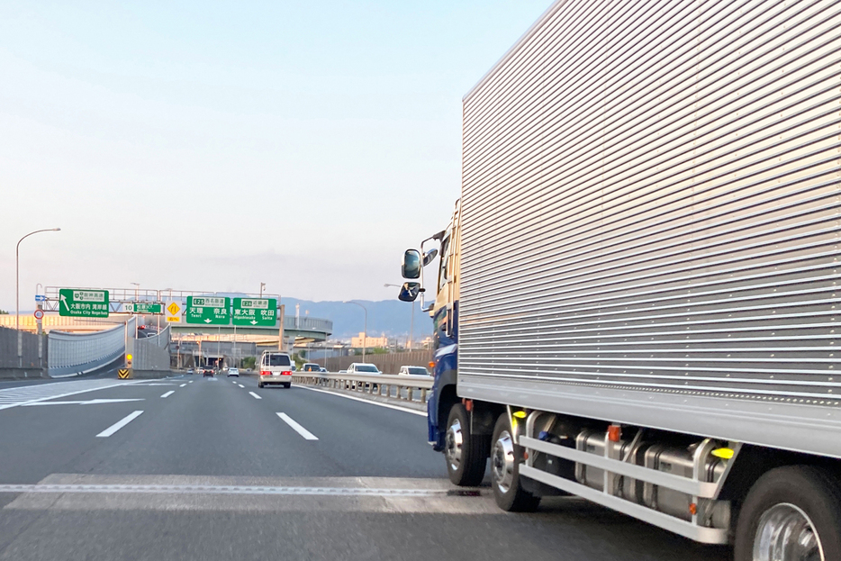 乗用車より大きな車体やエンジンを持つトラックは、その分騒音も大きくなる傾向にある。EVではそういった騒音はほぼなくなるのだが、現状は対策していても限界があるのが実情だ。