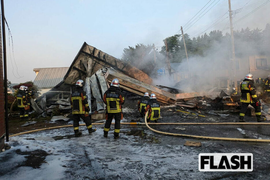 米軍関係車両の事故で焼け崩れた小屋（写真・所有者男性の提供）