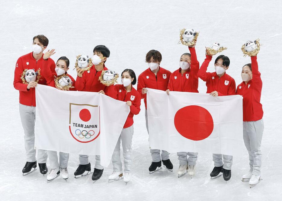 2022年2月、北京冬季五輪のフィギュアスケート団体で初の銅メダルを獲得し、喜ぶ日本チーム。（右から）樋口新葉、鍵山優真、坂本花織、宇野昌磨、ペアの三浦璃来、木原龍一組、アイスダンスの小松原美里、小松原尊組（共同）