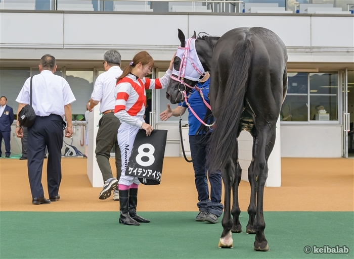 ひまわり賞を勝利後に相棒ケイテンアイジンをねぎらうまなみ騎手