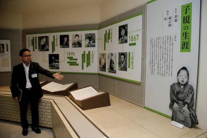 新装した展示室の入口では、ちょんまげ姿の7歳の正岡子規（右）がお出迎え＝2日午前、松山市道後公園