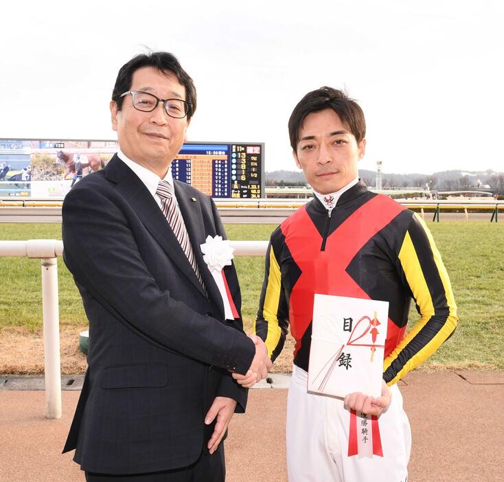 　握手をかわす永井英次デイリースポーツ東京代表（左）と川田将雅騎手＝東京競馬場（撮影・園田高夫）