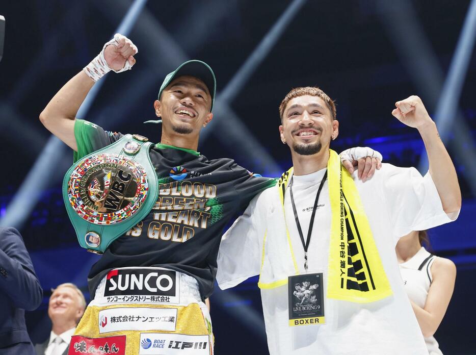 WBOフライ級王座決定戦で勝利したアンソニー・オラスクアガ（右）とポーズをとるWBCバンタム級タイトルマッチで初防衛に成功した中谷潤人＝両国国技館