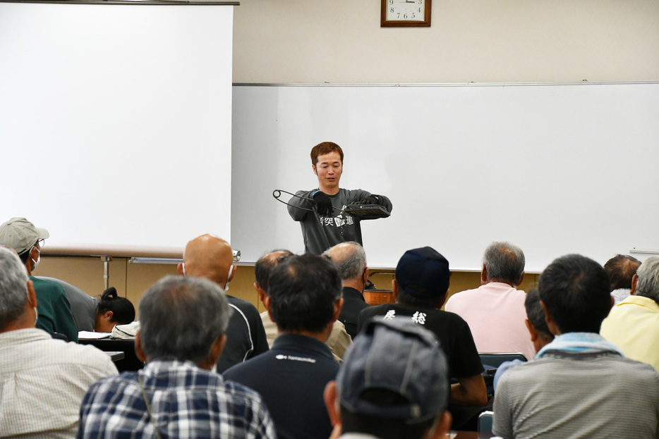 わなについて解説をする太田代表＝館山