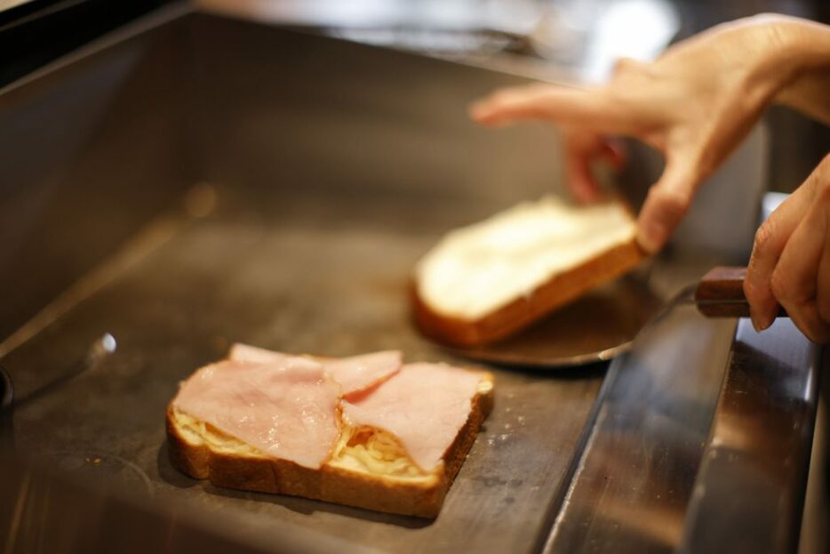 鉄板で焼き上げる