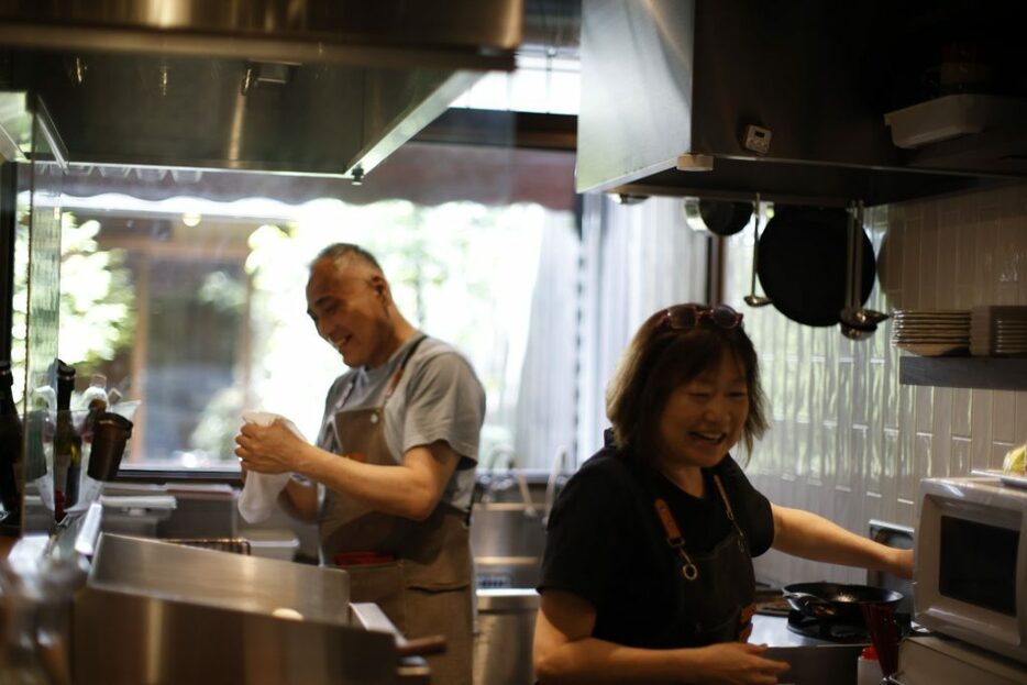 店主の池口奈津子さんと、炭焼き担当の大島進一さん