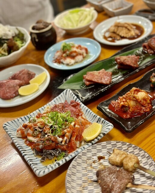 和牛赤身串やミノ串などの串焼きも充実