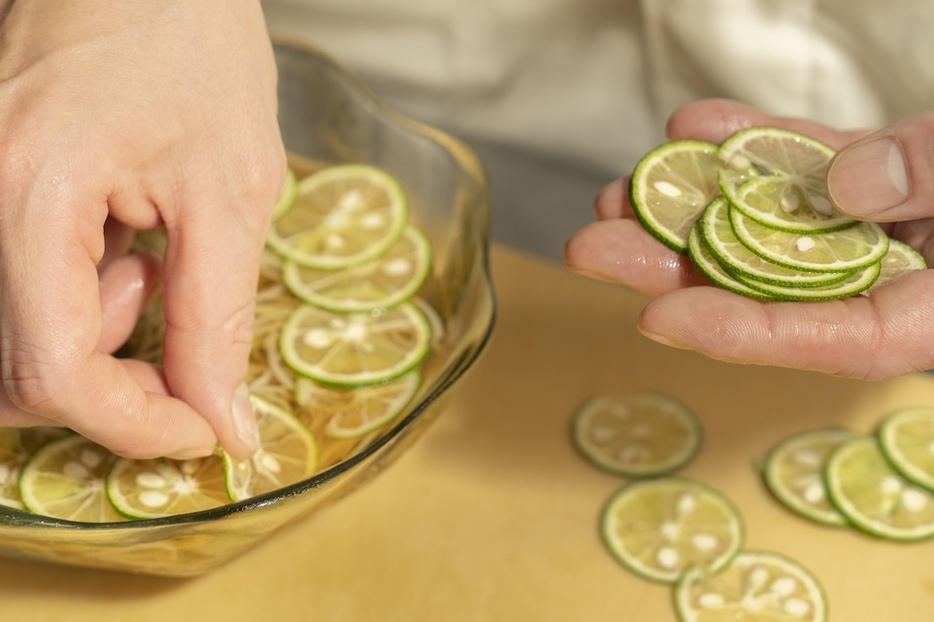 食べやすいように薄くスライスされたすだち