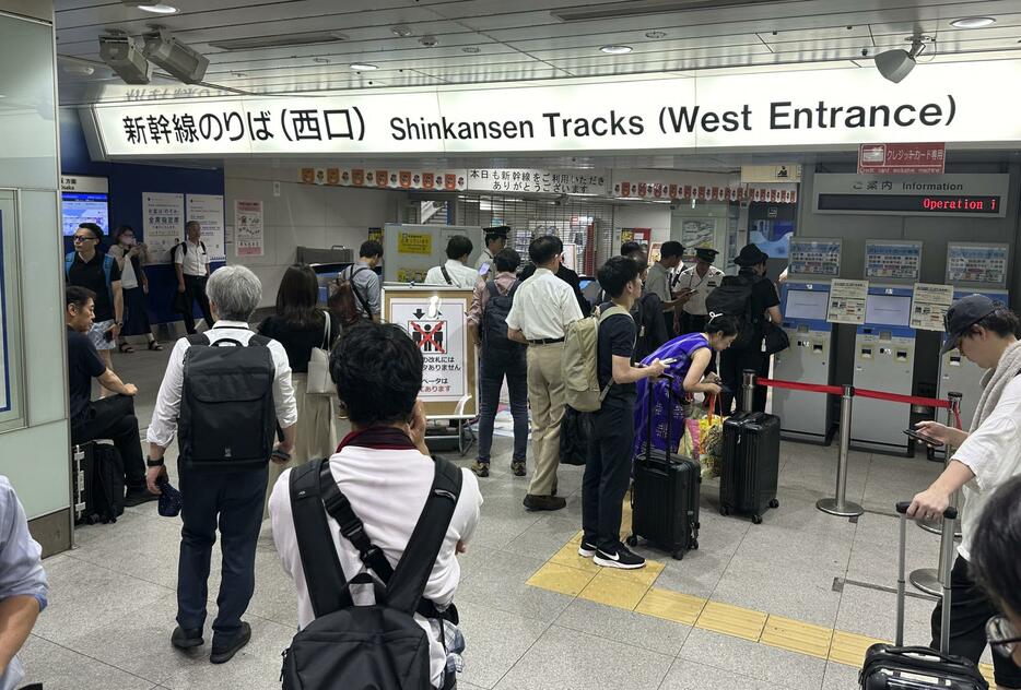 東海道新幹線豊橋―三河安城間で保守用車が脱輪し、復旧作業のため東京―名古屋間で始発から運転見合わせとなり混み合うJR新横浜駅の新幹線改札前＝22日午前6時ごろ