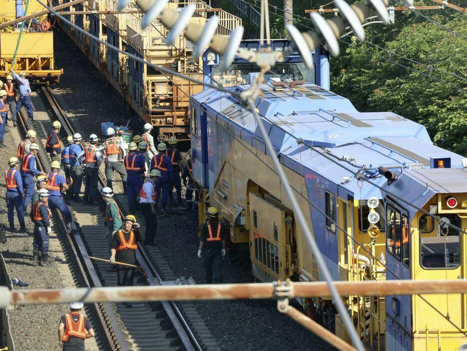 東海道新幹線豊橋―三河安城間で脱線した保守用車＝22日午前7時27分、愛知県蒲郡市