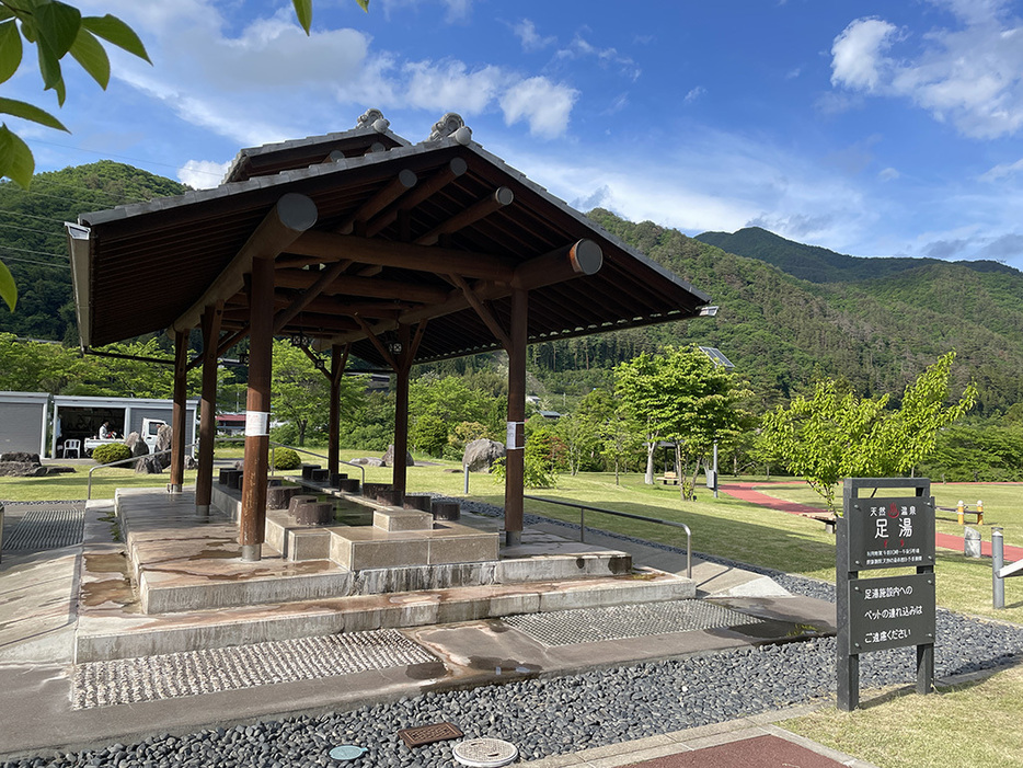 「天狗の湯」の裏側には無料の足湯がある